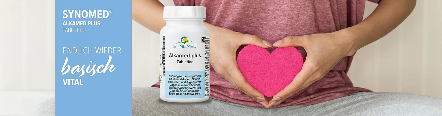 Banner "AlkaMed Plus": Frau hält Tablet, dahinter Logo und Schriftzug.