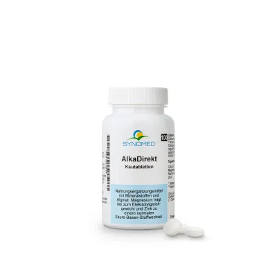 Weiße AlkaDirekt KauTabletten in Blisterpackung auf gelbem Grund.